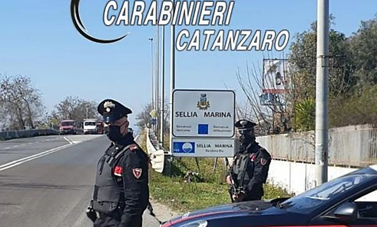 Festa di compleanno a Sellia Marina, i carabinieri multano 11 giovani