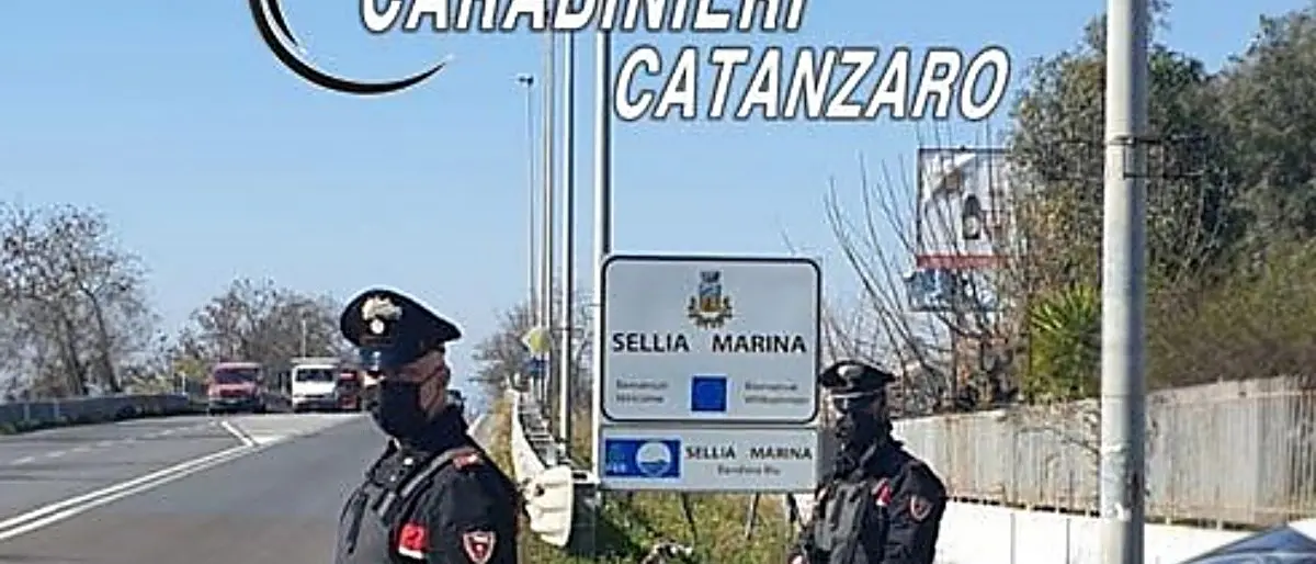 Festa di compleanno a Sellia Marina, i carabinieri multano 11 giovani