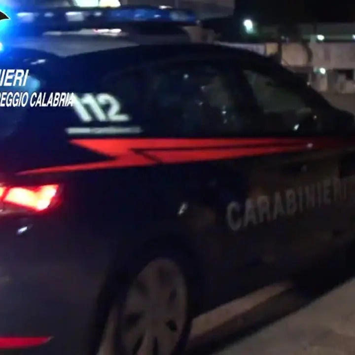 Gioia Tauro, litiga con la moglie e tira un pugno a un carabiniere: arrestato