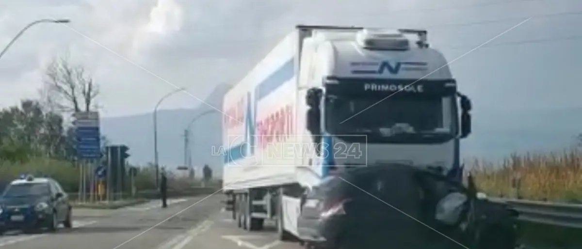 Incidente sulla 106 a Sibari, morta una donna nello scontro tra tir e auto