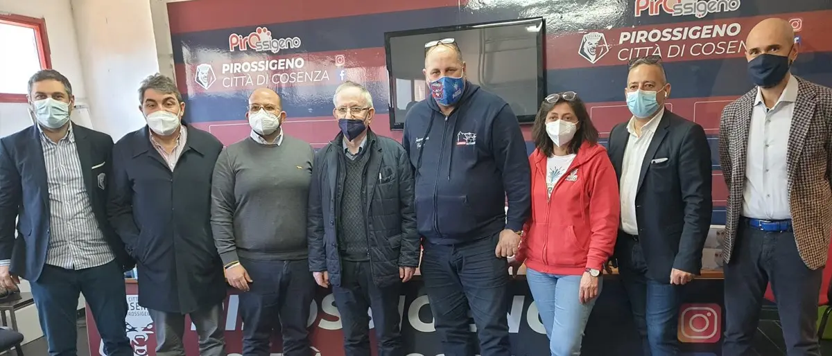 Futsal e solidarietà, il Città di Cosenza dona per Pasqua cibo ai più bisognosi