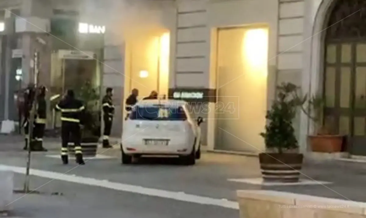 Cosenza, principio di incendio in un negozio del centro città