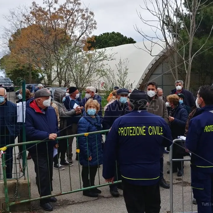 Vibo, Pasquetta tra caos e calca al centro vaccini: intervenute le forze dell'ordine