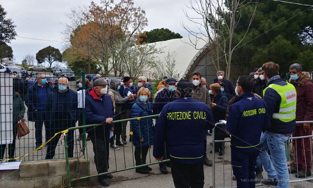 Vibo, Pasquetta tra caos e calca al centro vaccini: intervenute le forze dell'ordine