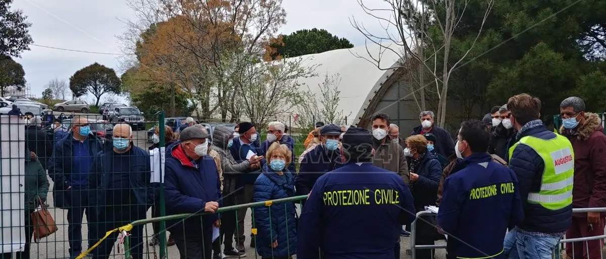 Vibo, Pasquetta tra caos e calca al centro vaccini: intervenute le forze dell'ordine