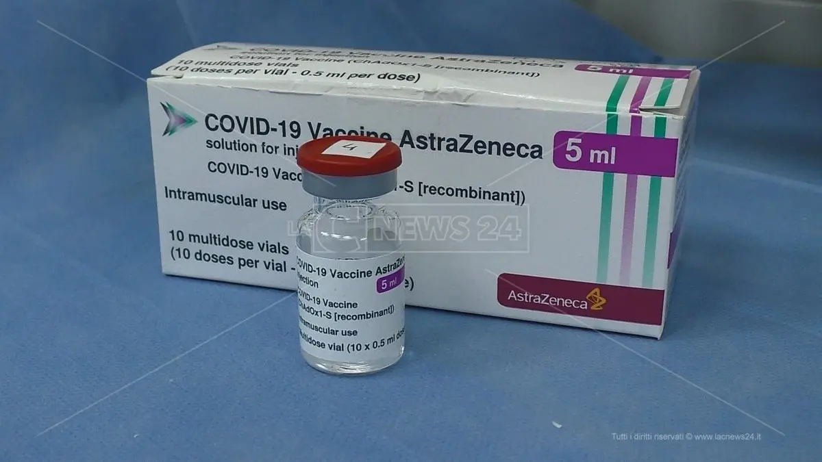 Covid, 84mila dosi di AstraZeneca in frigo: ora le dosi ci sono ma sale il numero di chi rifiuta