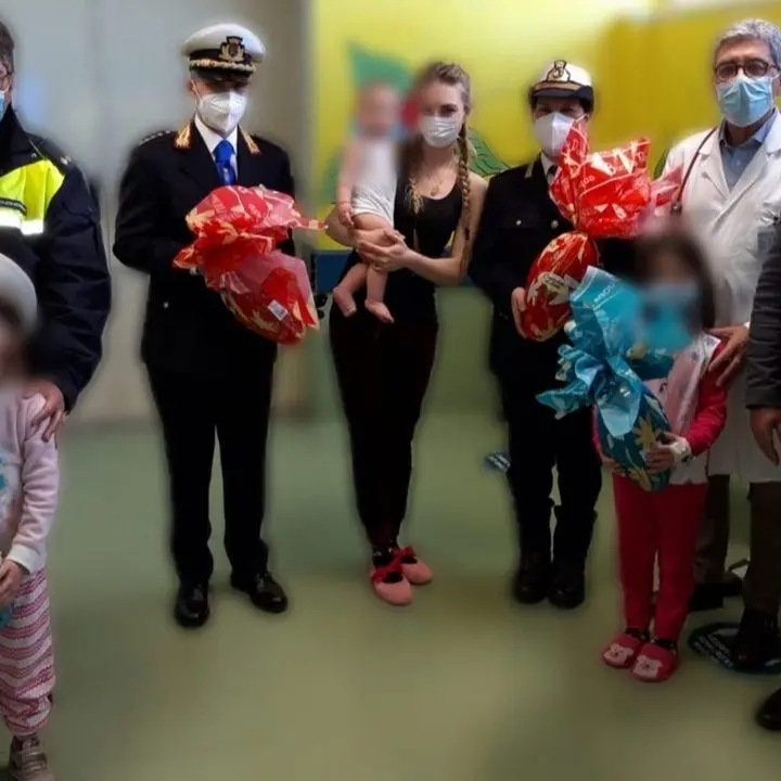 Reggio, la polizia municipale dona uova di Pasqua a bambini ricoverati al Gom