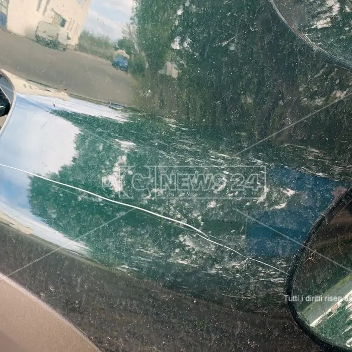 Vandalizzata l'auto di un parroco nel Cosentino: «Sono preoccupato»