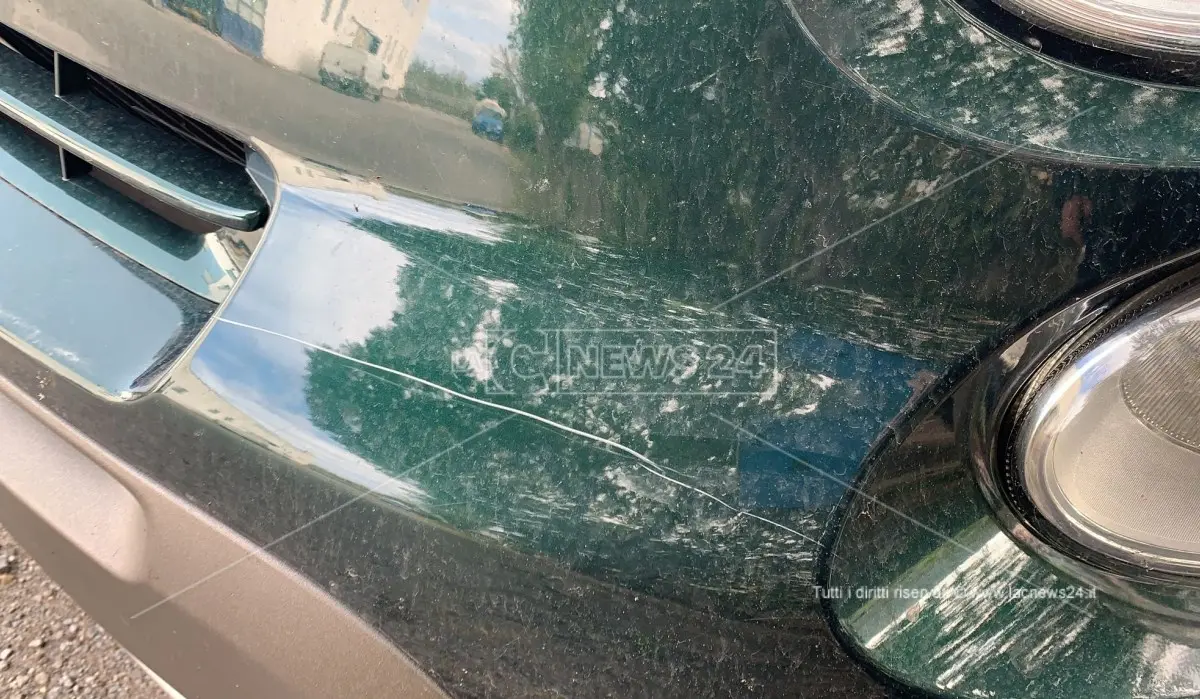 Vandalizzata l'auto di un parroco nel Cosentino: «Sono preoccupato»