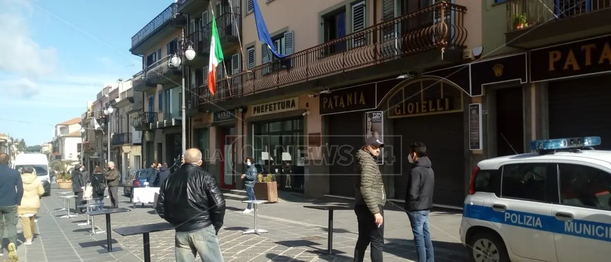 Covid, a Vibo commercianti in piazza contro la chiusura da zona rossa