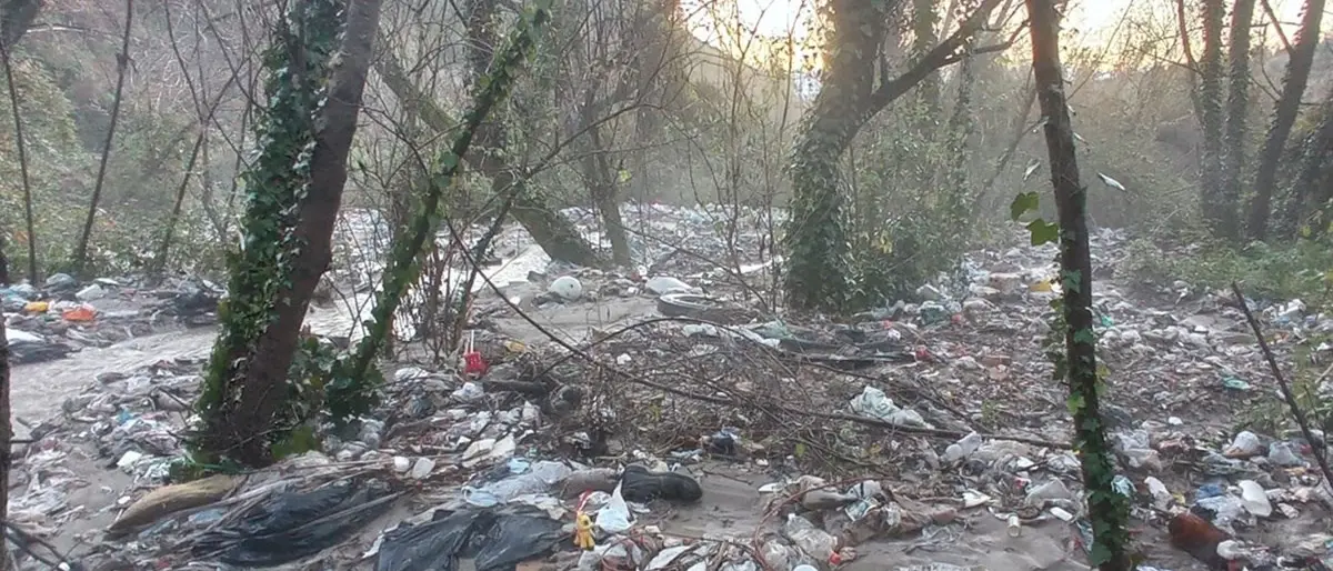 Come un girone dantesco, la fiumara dei rifiuti che avvelena mezza Calabria