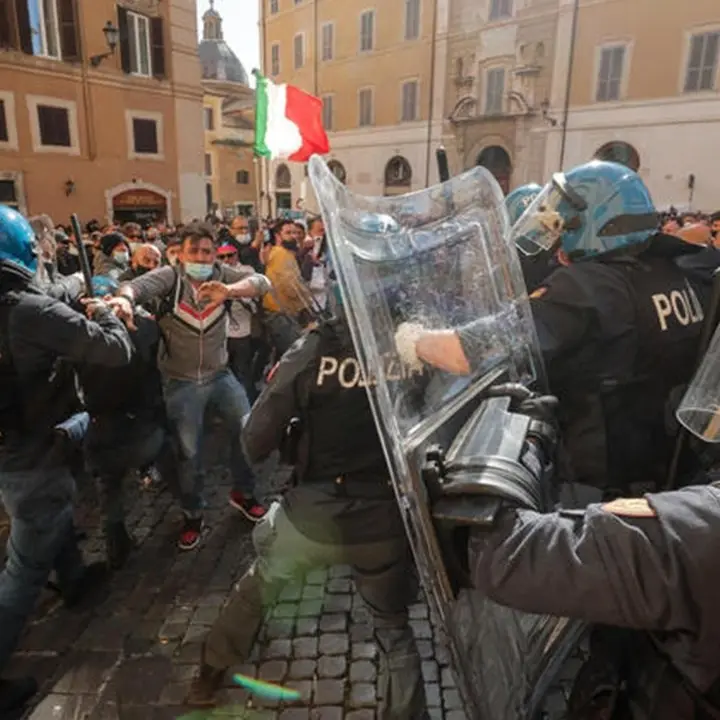 Scontri tra ristoratori e polizia davanti a Montecitorio: ferito un agente, sette fermati