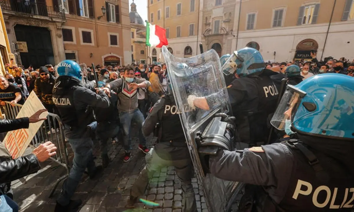 Scontri tra ristoratori e polizia davanti a Montecitorio: ferito un agente, sette fermati