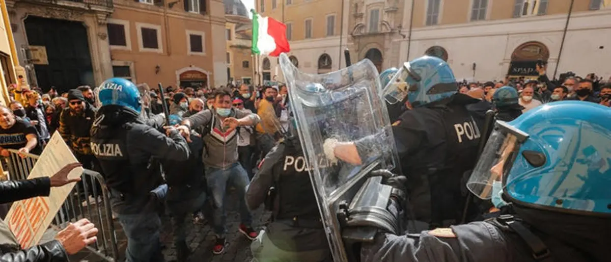 Scontri tra ristoratori e polizia davanti a Montecitorio: ferito un agente, sette fermati