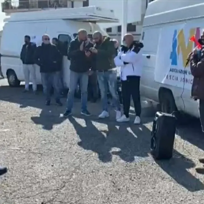 Scoppia la protesta degli ambulanti a Corigliano Rossano: «Solo briciole dal Governo»