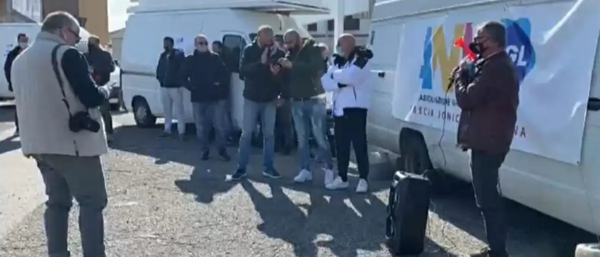 Scoppia la protesta degli ambulanti a Corigliano Rossano: «Solo briciole dal Governo»