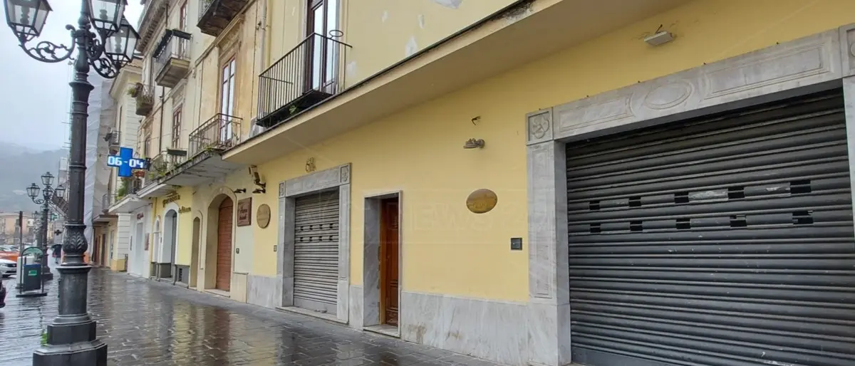 Lamezia, luci accese e negozi chiusi: «Esistiamo anche noi, anche se per il governo siamo non essenziali»