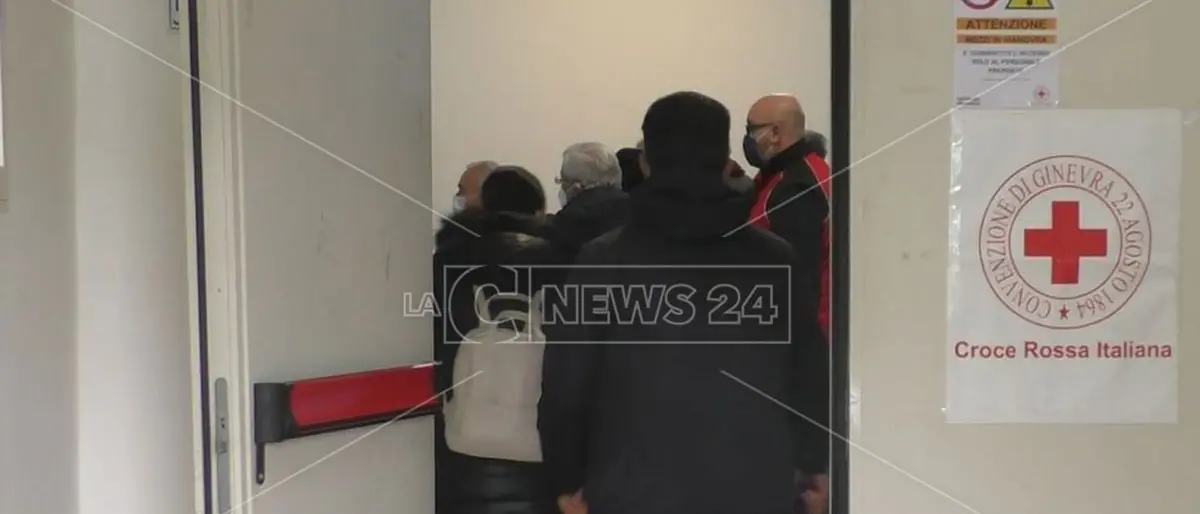 Vaccini Crotone, Croce rossa inondata di chiamate: «Non abbiamo competenza sulle prenotazioni»