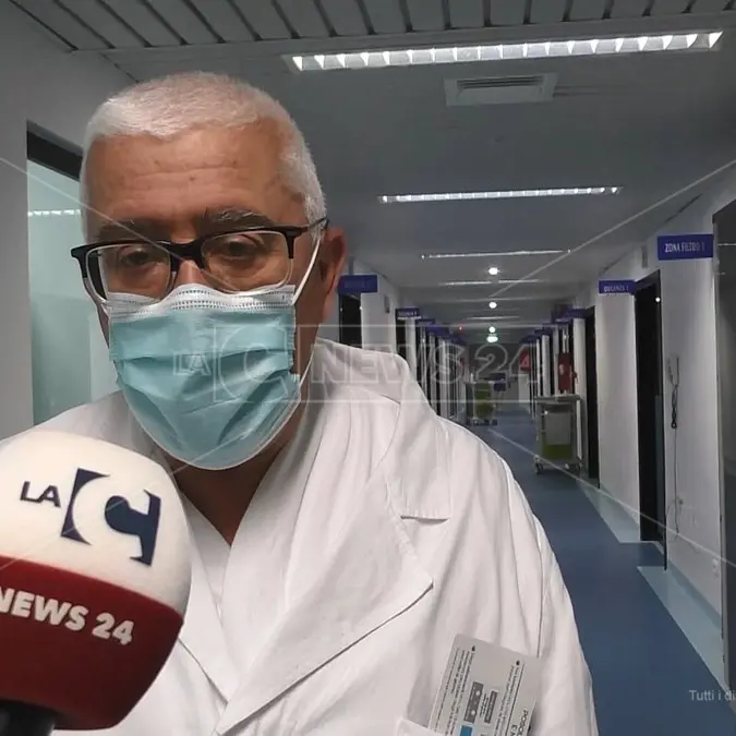 Covid, ospedali calabresi sotto pressione: «Capienza al limite e tanti “giovani” ricoverati»