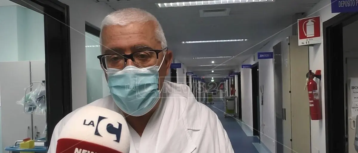 Covid, ospedali calabresi sotto pressione: «Capienza al limite e tanti “giovani” ricoverati»