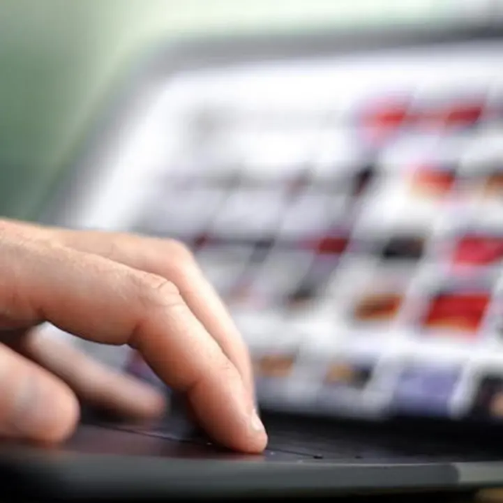 Ingaggia un sicario sul web per «sfregiare l'ex e ridurla su una sedia a rotelle»: arrestato