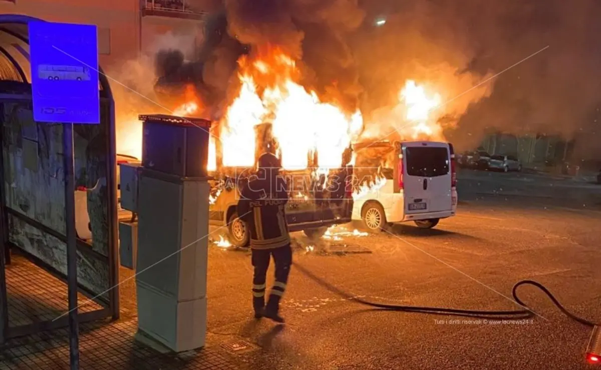 Corigliano Rossano, due furgoni e un'auto in fiamme in pieno centro