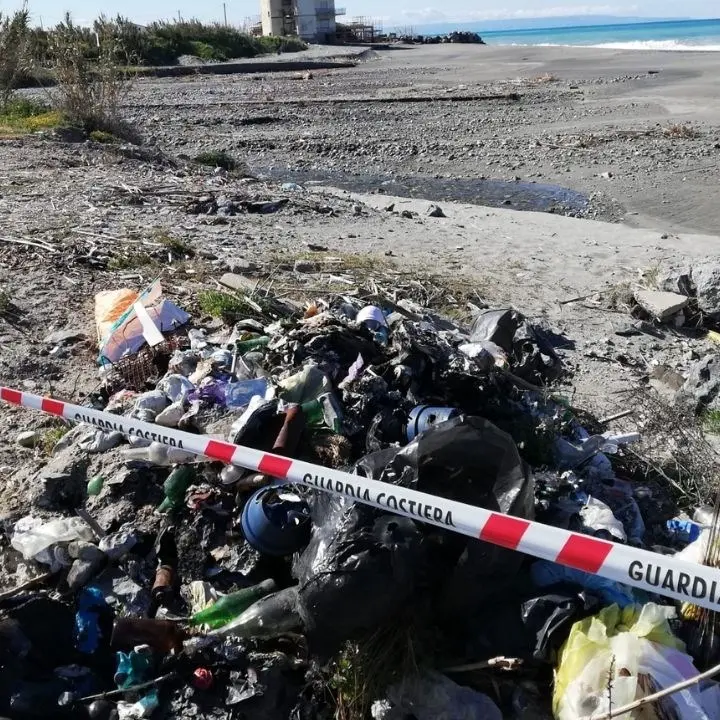 Amantea, discarica abusiva nei pressi del fiume Oliva: sequestrata area di 250 metri quadri