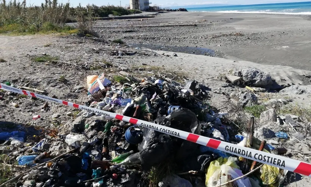 Amantea, discarica abusiva nei pressi del fiume Oliva: sequestrata area di 250 metri quadri