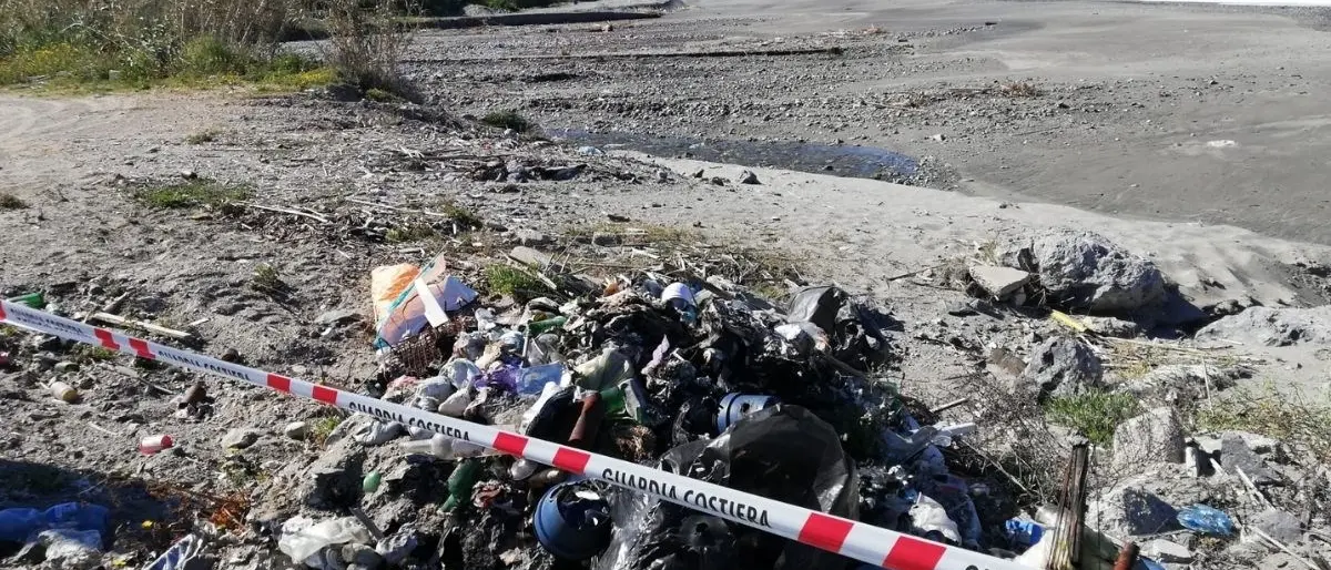 Amantea, discarica abusiva nei pressi del fiume Oliva: sequestrata area di 250 metri quadri