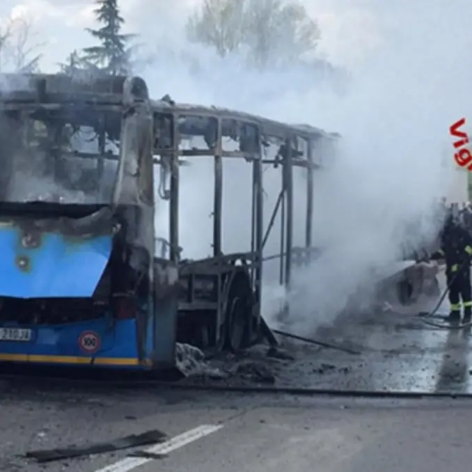 Dirottò e incendiò uno scuolabus con alunni a bordo, condanna ridotta a 19 anni