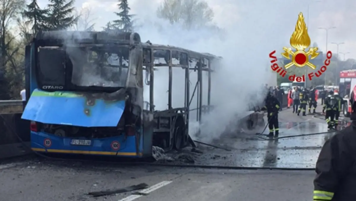 Dirottò e incendiò uno scuolabus con alunni a bordo, condanna ridotta a 19 anni