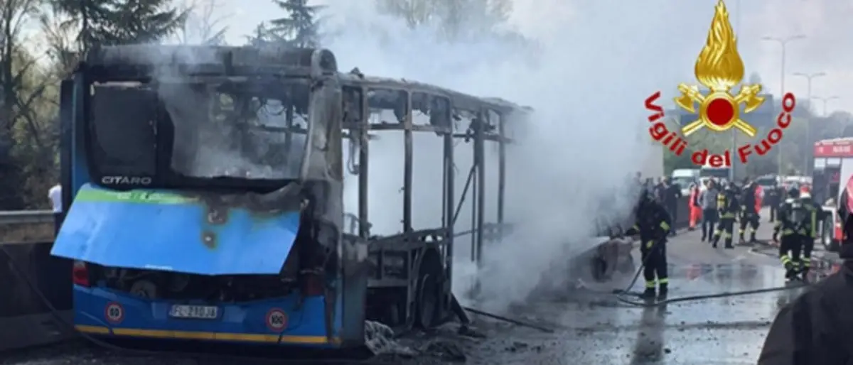 Dirottò e incendiò uno scuolabus con alunni a bordo, condanna ridotta a 19 anni