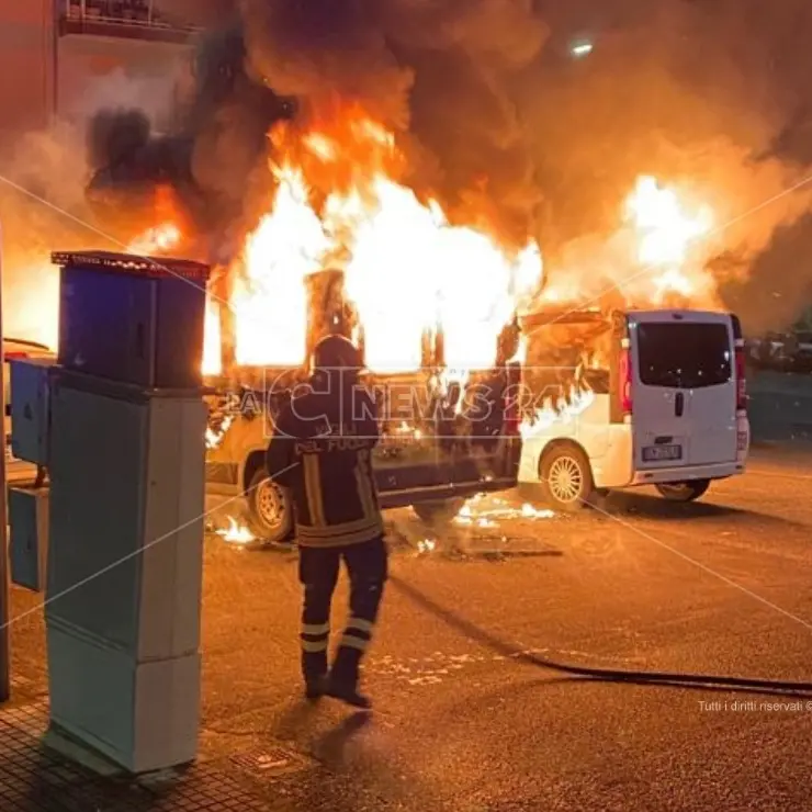 Mezzi di una ditta incendiati, il sindaco di Corigliano Rossano va dal prefetto