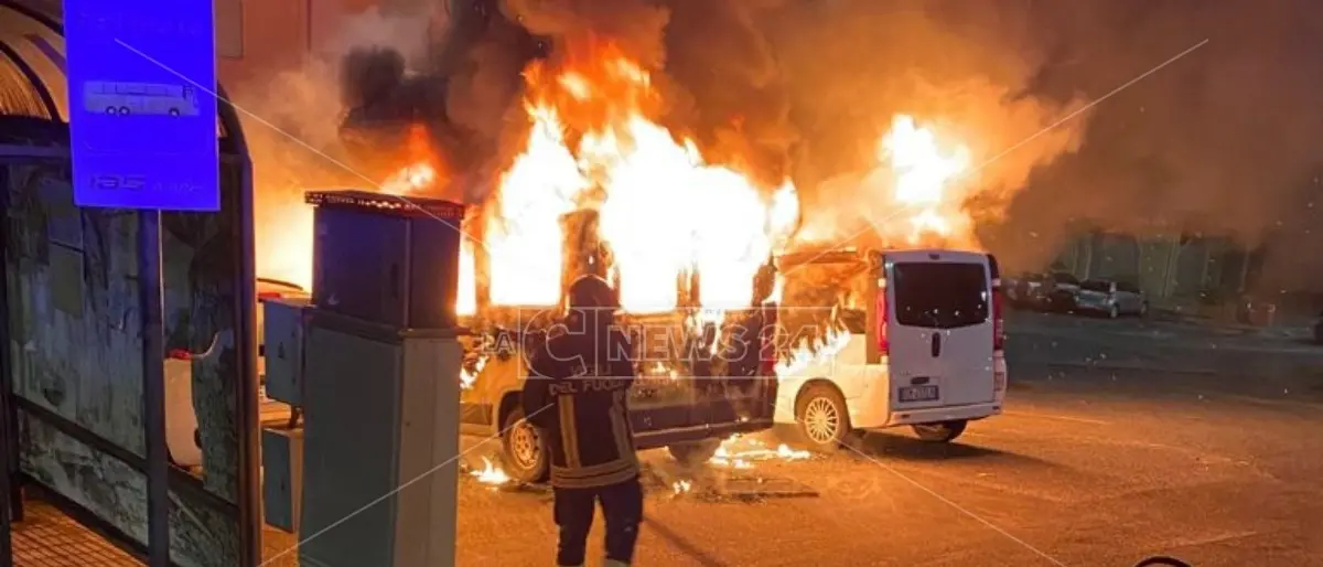 Mezzi di una ditta incendiati, il sindaco di Corigliano Rossano va dal prefetto
