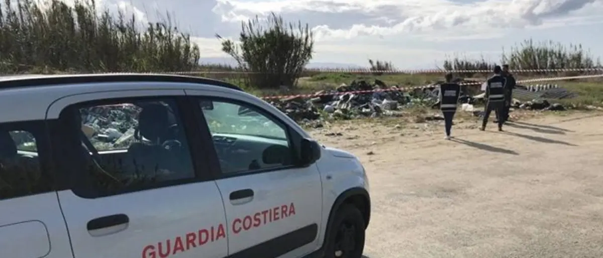 Rifiuti nell'alveo di un torrente, nel Reggino sequestrata un'area di 4 chilometri