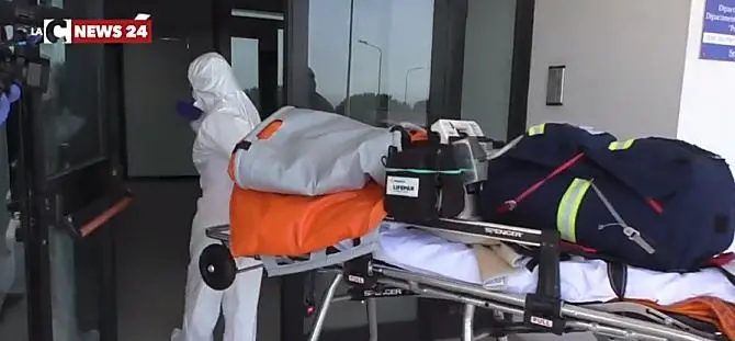 Covid, giovane mamma partorisce a Cosenza poi finisce in rianimazione a Catanzaro