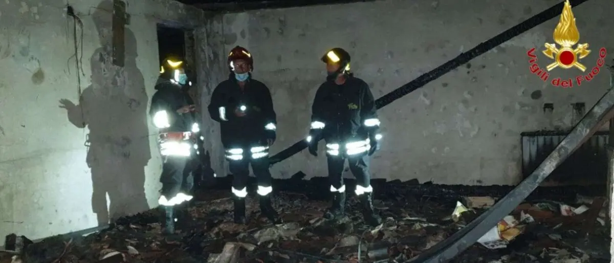 Incendio in un appartamento a Gerocarne, evacuate due famiglie