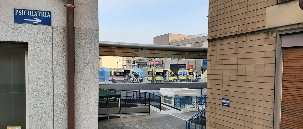 Covid, a Cosenza ancora ambulanze in fila al pronto soccorso e contagi alle stelle