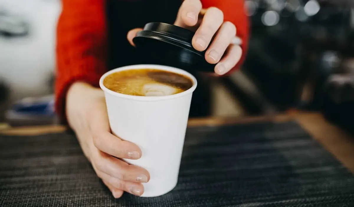 Cosenza, serve un caffè da asporto in bicchiere senza tappo: multato