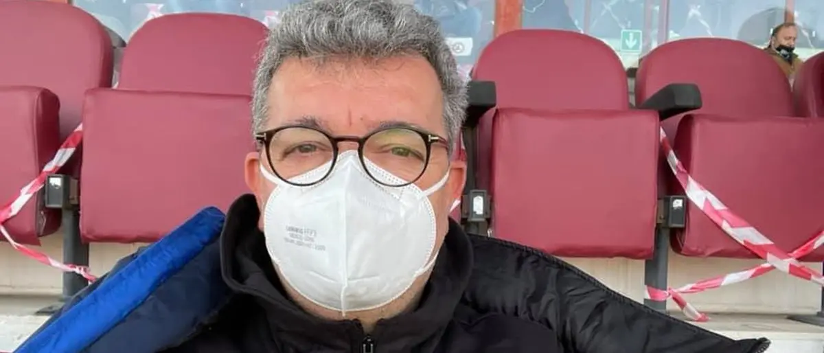 Spirlì su un altro pianeta: va alla partita mentre Cosenza è nel panico e la scuola nel caos