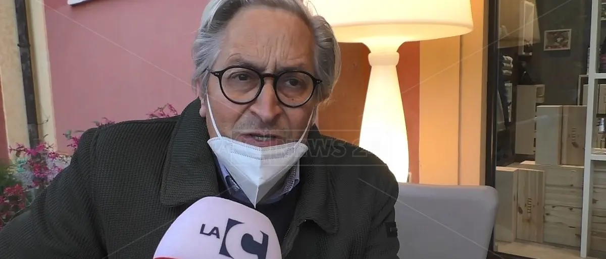 Anziani costretti a lunghi viaggi per vaccinarsi: «Gli incapaci siano licenziati»