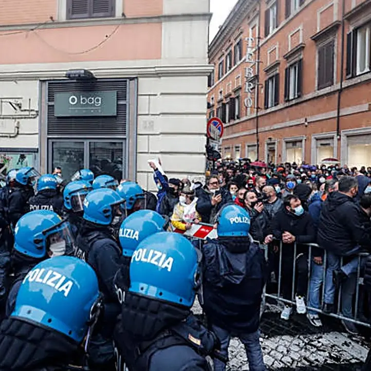 Roma, scontri e tensioni durante la protesta dei ristoratori: «Riaprite subito»