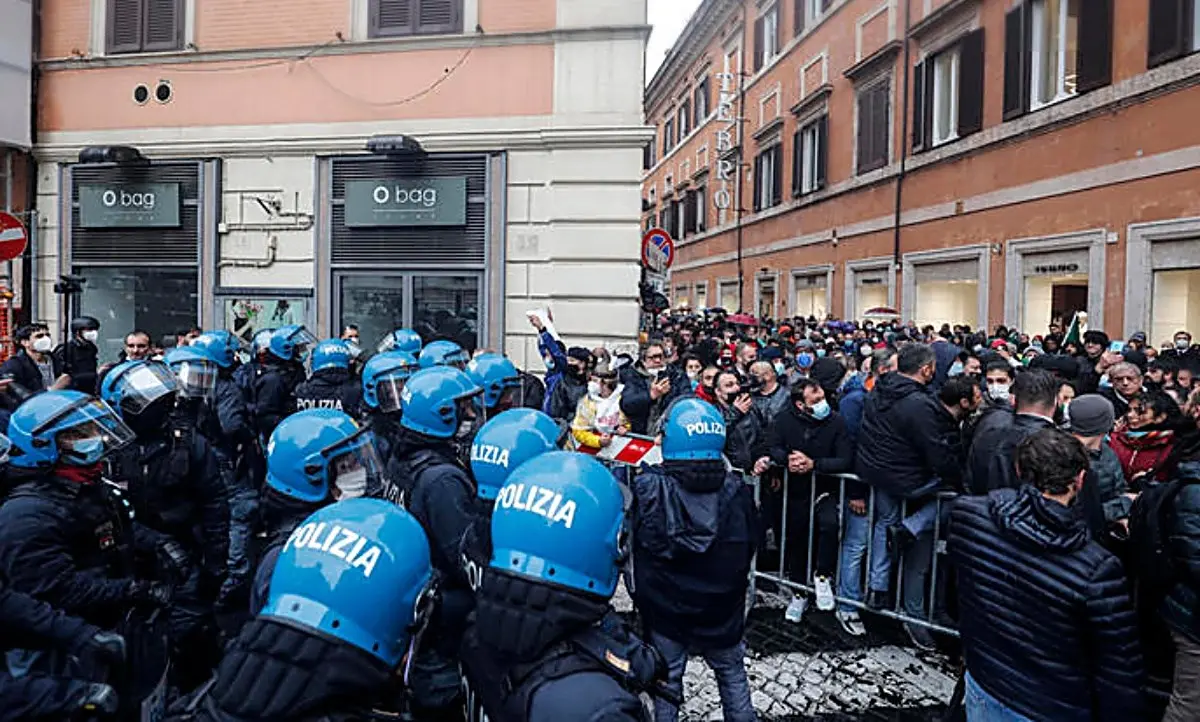 Roma, scontri e tensioni durante la protesta dei ristoratori: «Riaprite subito»