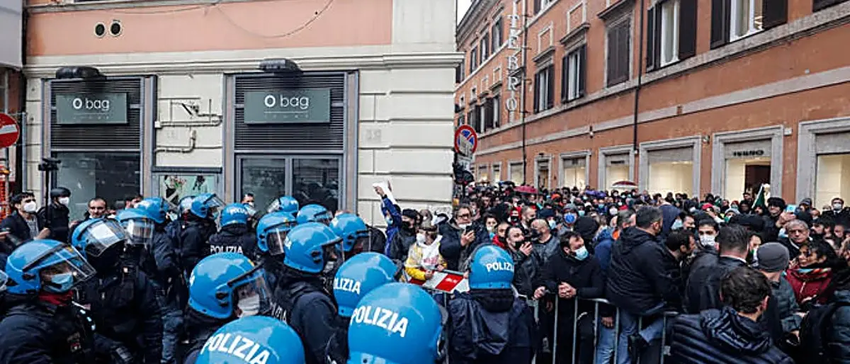 Roma, scontri e tensioni durante la protesta dei ristoratori: «Riaprite subito»