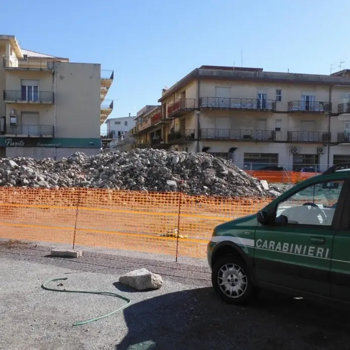 Marina di Gioiosa, ditte demoliscono una scuola ma non rimuovono le macerie: 2 denunce