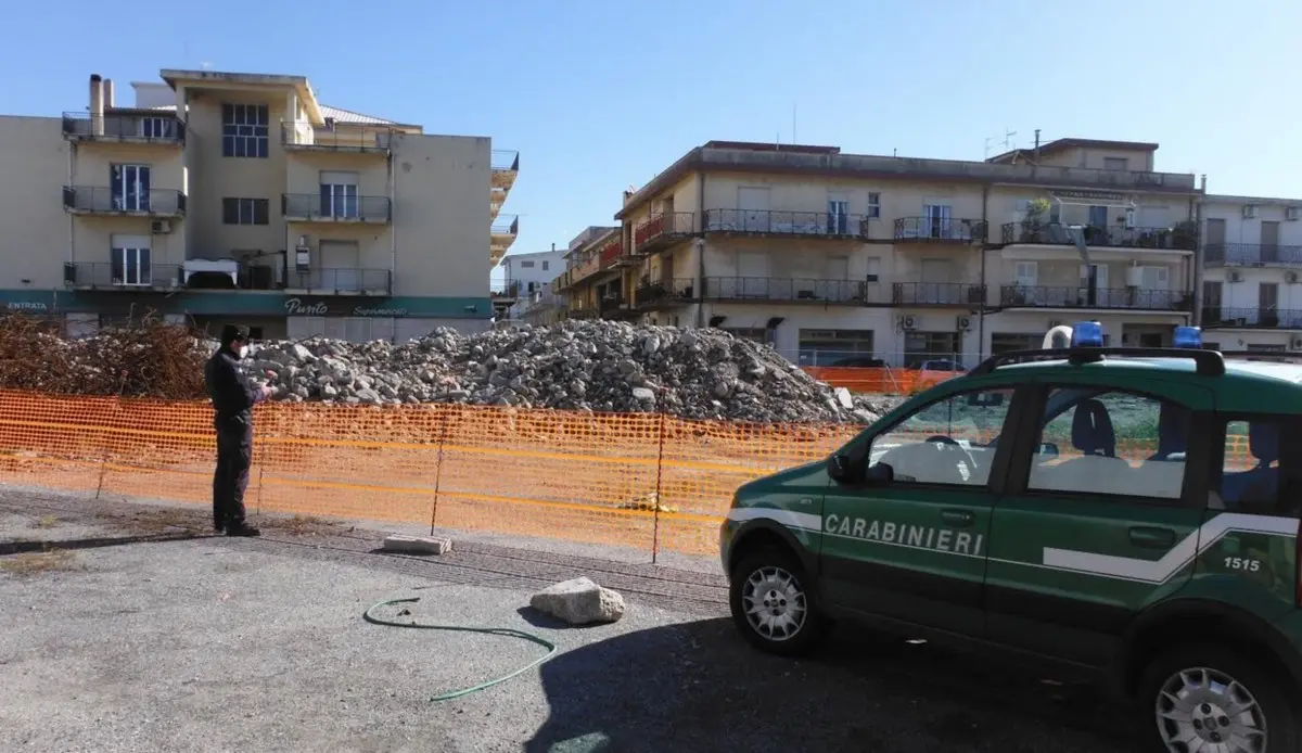 Marina di Gioiosa, ditte demoliscono una scuola ma non rimuovono le macerie: 2 denunce