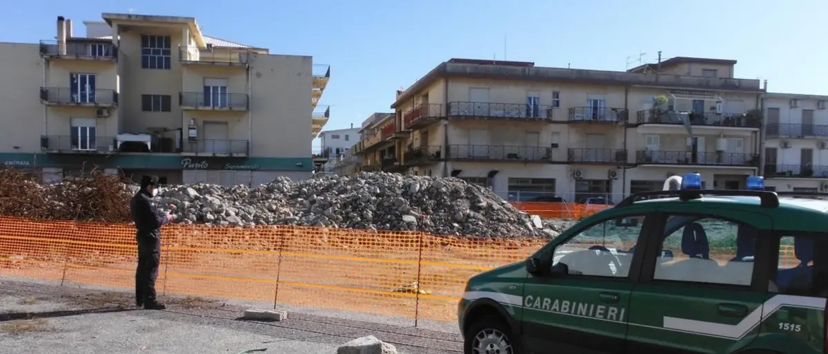 Marina di Gioiosa, ditte demoliscono una scuola ma non rimuovono le macerie: 2 denunce