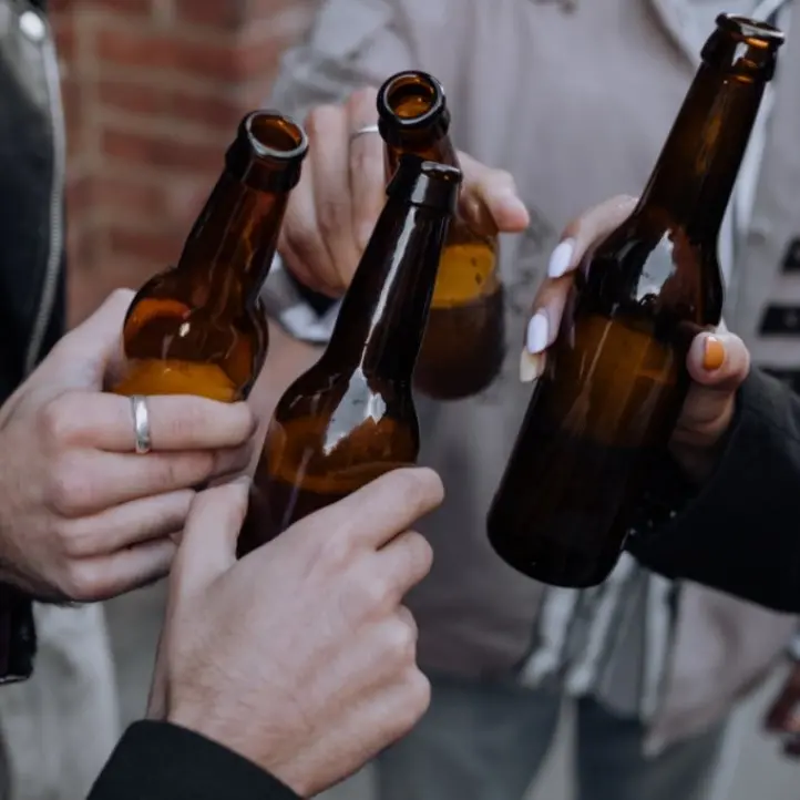 Corigliano-Rossano, bevono birra davanti a un locale: multa al titolare