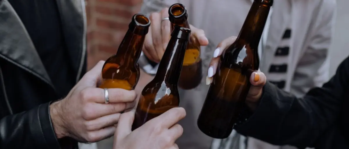 Corigliano-Rossano, bevono birra davanti a un locale: multa al titolare