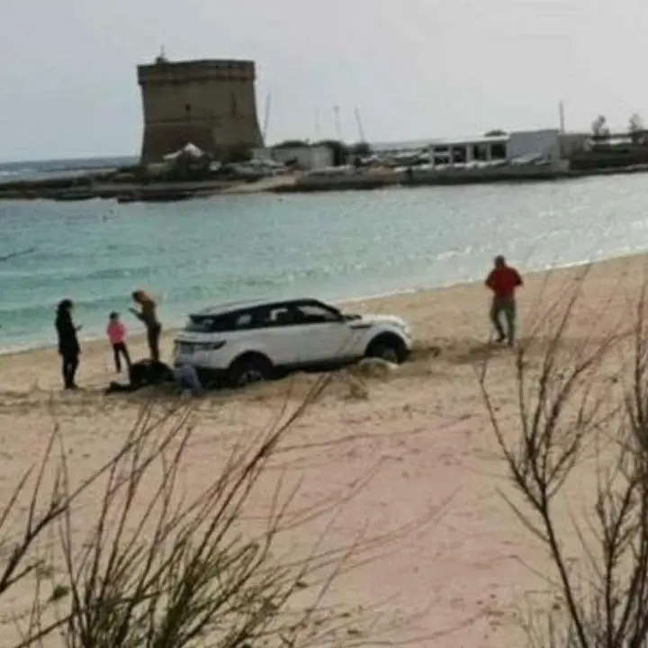Famiglia calabrese scorrazza con il Suv su una spiaggia del Salento: 2.700 euro di multa